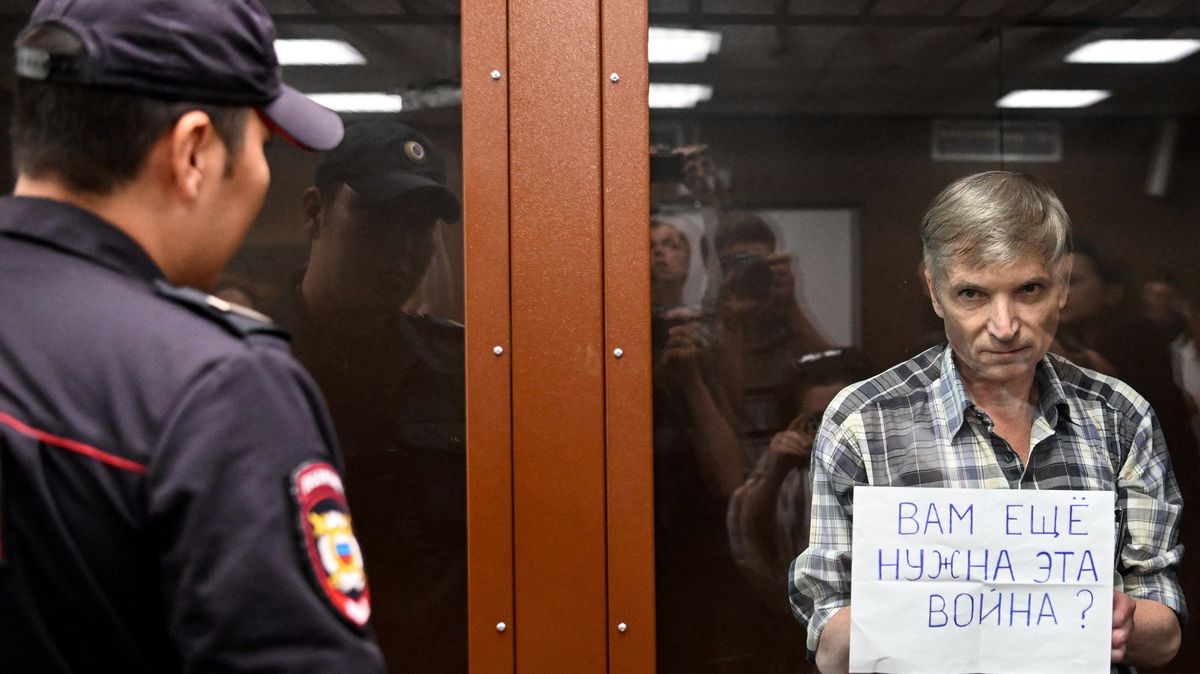 První Rus jde do vězení za kritiku války. Lidé u soudu mu tleskali